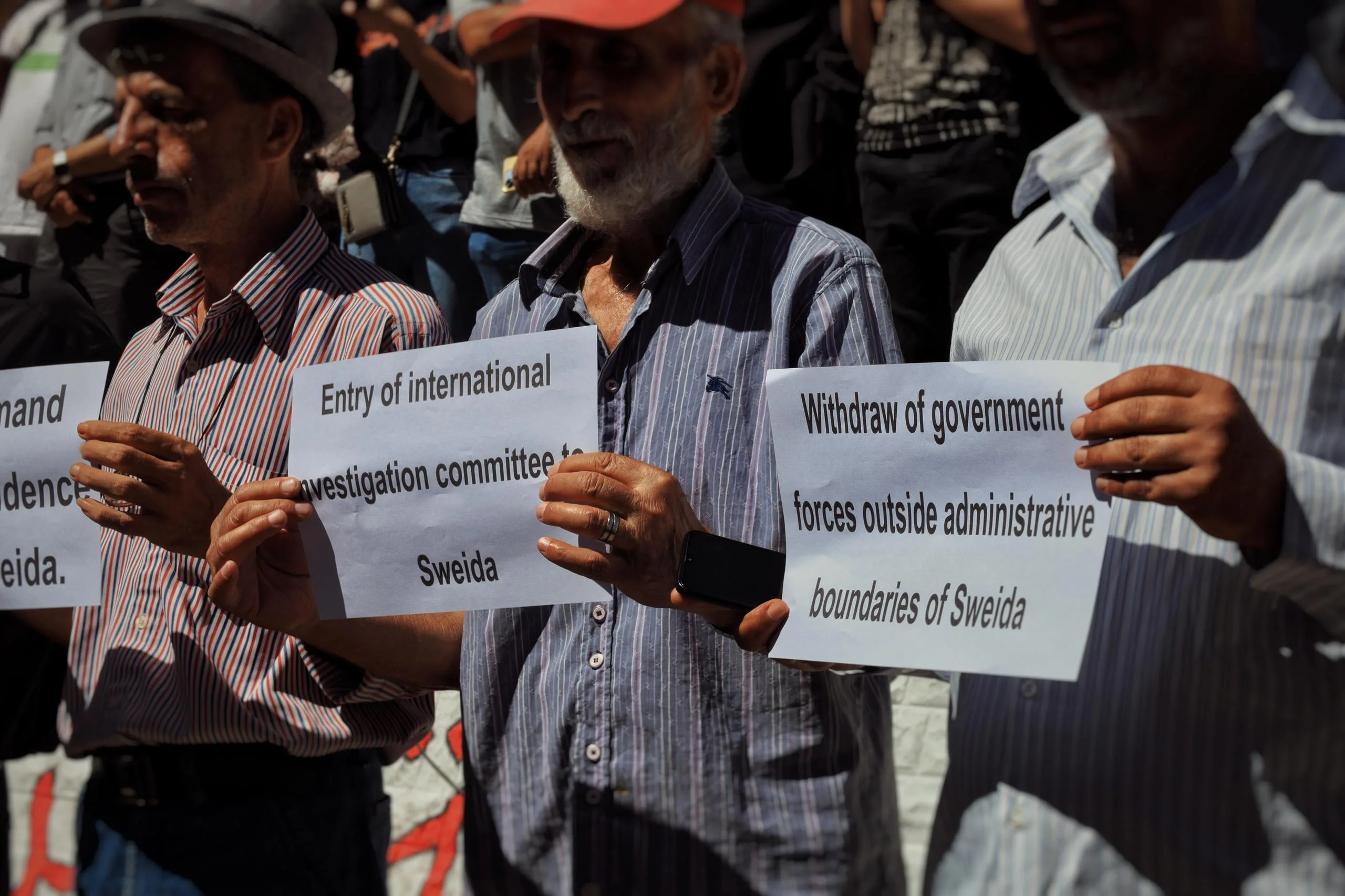 Quick headlines, screens hunting for sharper images