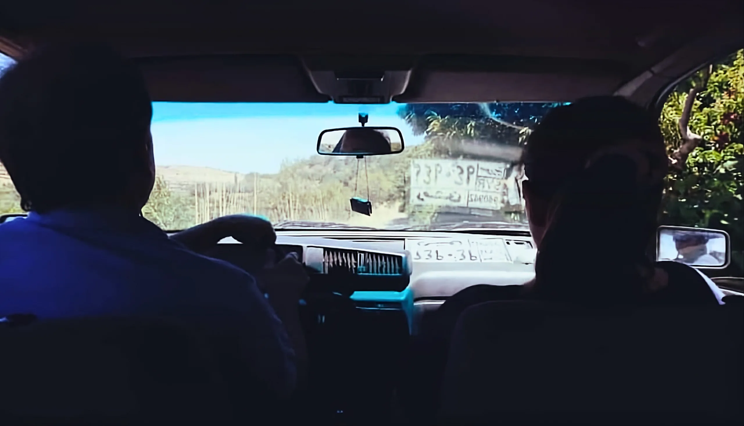 عن المقعد الخلفي والمضي أماماً: مشاهد متفرّقة 