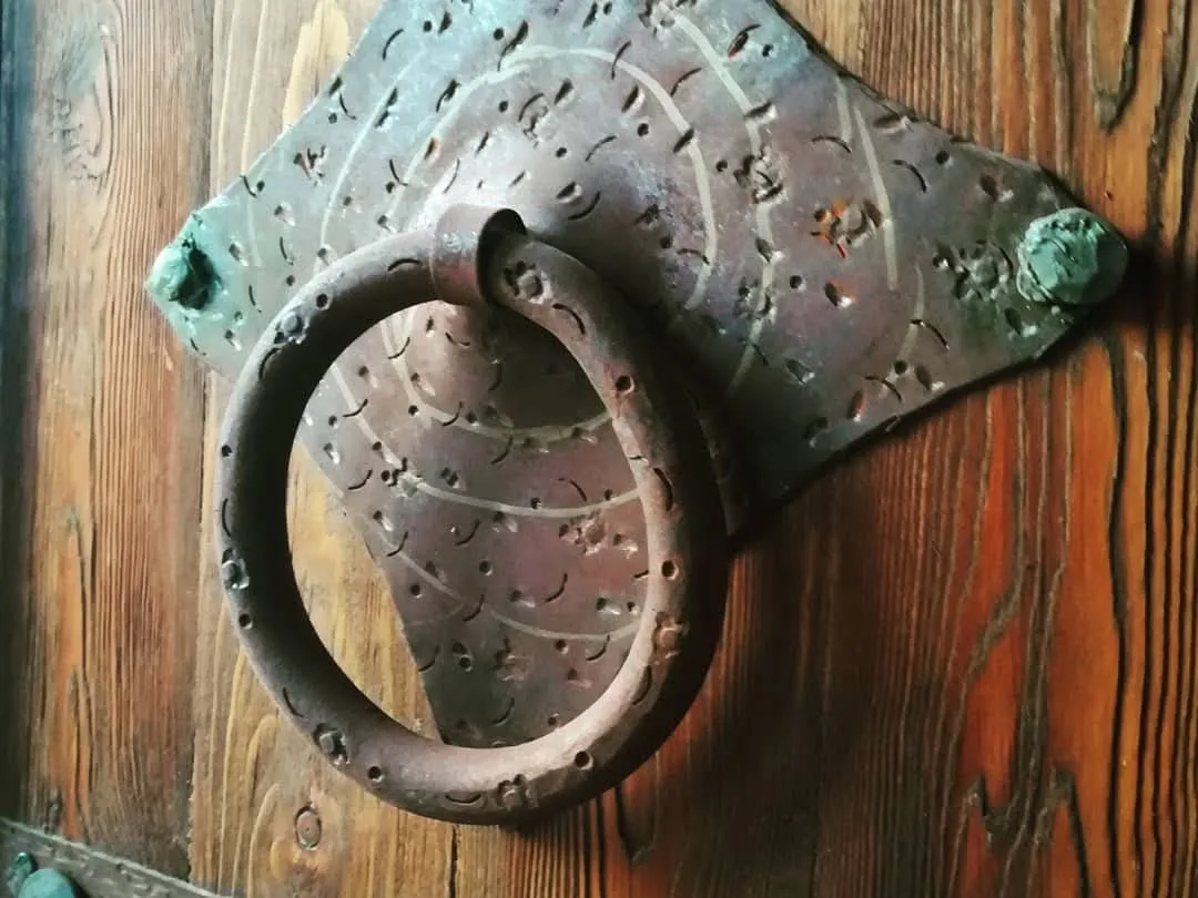 في حضرة الرماد: المضافة كذاكرةٍ تُقاوم اغتيال الرمز