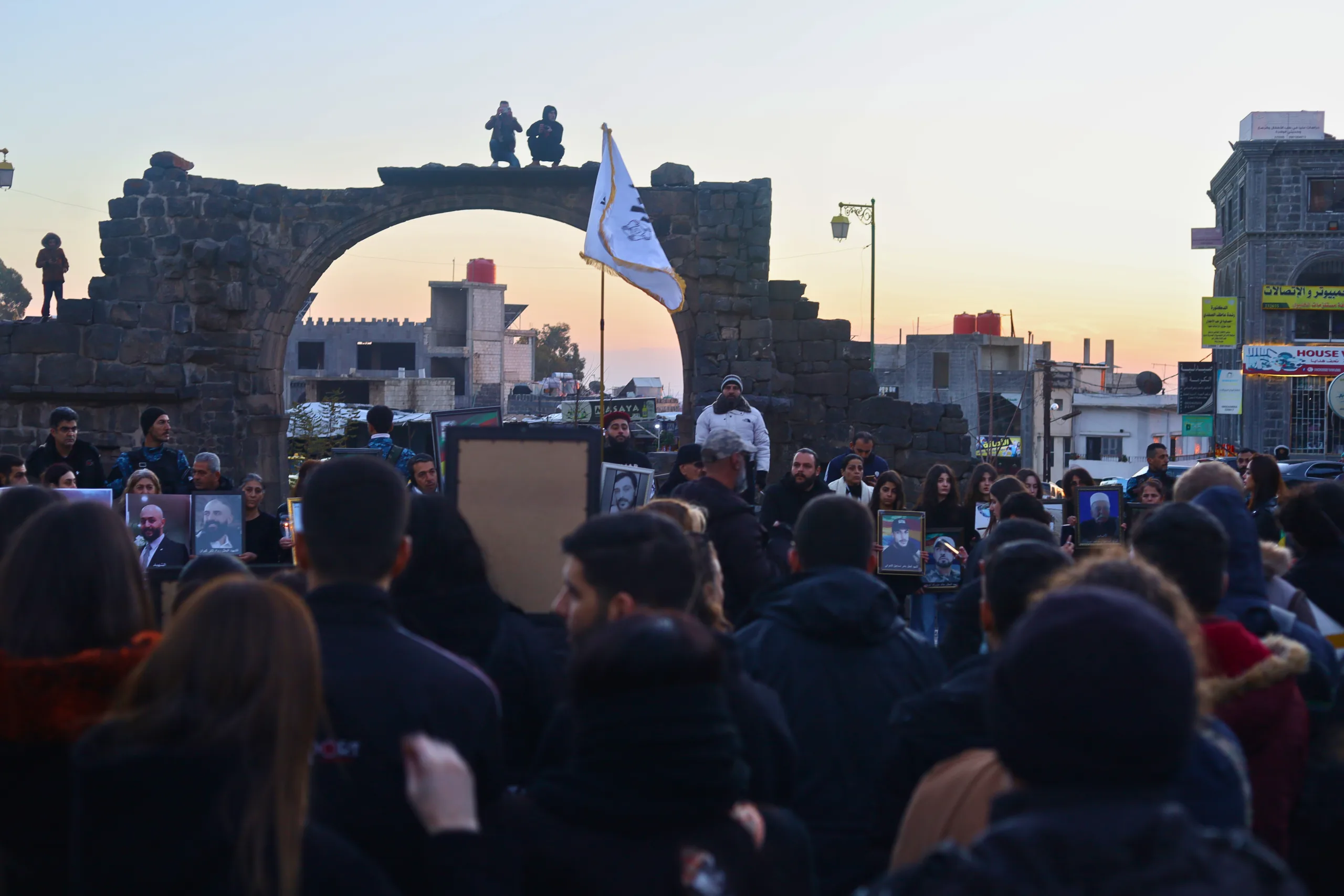 شموعٌ وحزنٌ فقط. لا ألعاب نارية ليلة رأس السنة.